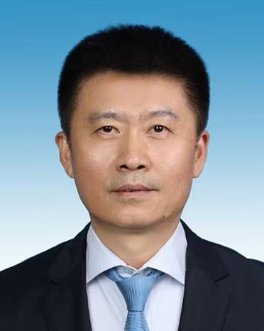 穿著西裝的男人 AI 生成的內容可能不正確。